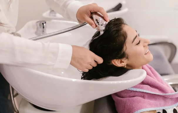 "洗头发"用英语怎么说？