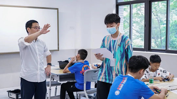 7月8日，佛山暨大港澳子弟学校举行小学、初中课程体验日！